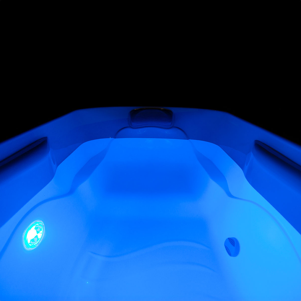 Iceland_cold_plunge-tub_lights_night